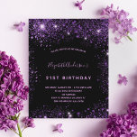 予算の誕生日ブラックパープルグリッター招待<br><div class="desc">21ガーリー日(まフェミニンたは任意の年齢)の誕生日パーティーの招待。前面：シックな黒の背景。暗飾紫のグリッターのほこりフェイク。名前とパーティー・詳細のパーソナライズおよび追加名前は手書で書いたスタイルの台本と淡い紫の色の文字。背面：黒い背景とフェイクグリッター。</div>