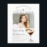 予算の驚きのパーティーTiniビット古いMartini 18th<br><div class="desc">誕生日のお祝いの写真は、このトレンディーで中心ステージを取るマルティーニ驚きのパーティー誕生日の招待。シックエレガントなデザインはエスプレッソ・マルティーニを備えている。弓がかわいらしtouchを付けフェミニンる。すべての文字が編集可能。</div>