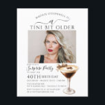 予算の驚きのパーティーTiniビット古いMartini 40th<br><div class="desc">誕生日のお祝いの写真は、このトレンディーで中心ステージを取るマルティーニ驚きのパーティー誕生日の招待。シックエレガントなデザインはエスプレッソ・マルティーニを備えている。弓がかわいらしtouchを付けフェミニンる。すべての文字が編集可能。</div>