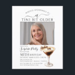 予算の驚きのパーティーTiniビット古いMartini 50th<br><div class="desc">誕生日のお祝いの写真は、このトレンディーで中心ステージを取るマルティーニ驚きのパーティー誕生日の招待。シックエレガントなデザインはエスプレッソ・マルティーニを備えている。弓がかわいらしtouchを付けフェミニンる。すべての文字が編集可能。</div>