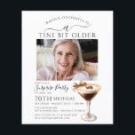予算の驚きのパーティーTiniビット古いMartini 70th<br><div class="desc">誕生日のお祝いの写真は、このトレンディーで中心ステージを取るマルティーニ驚きのパーティー誕生日の招待。シックエレガントなデザインはエスプレッソ・マルティーニを備えている。弓がかわいらしtouchを付けフェミニンる。すべての文字が編集可能。</div>