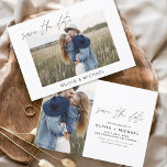 予算エレガント写真ミニマルな日付の保存<br><div class="desc">バジェット結婚式の前後に写真がある日付カードを保存する。Save the Dateカードには手で書いたモダン草書タイポグラフィが含まれエレガント、シンプルとミニマルモダンムな結婚式の日のお祝いの後に使用すシンプルる。</div>
