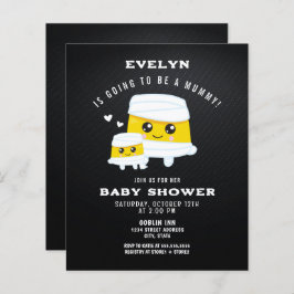 予算ハロウィーンの赤ちゃんシャワーをするママ