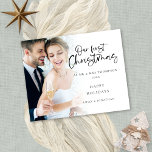 予算モダン初めてのクリスマスミセス・フォト<br><div class="desc">半光沢110厚さの代わりに4.5 x 5.6インチより小さい予算価格はがきに似た厚さのスティック。1枚に1枚ある。写真モダン氏とミセスとして初めてのクリスマスを予算に計上。あなた素晴らしの祝フェスティバルの願いとともに結婚した第1回のクリスマスへ。私たちよくはしゃぐの初めてのクリスマスと残りの文字のためのセットスクリプトは、パーソナライズする簡単である。サンプル写真を自分の写真に置き換お気に入りのえる。グラデーションのオーバーレイ層は写真の上にあり、文字の一部を上に重ねて中央に到達するとフェードアウトする。</div>