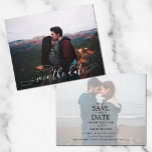 予算ロマンチック結婚なスクリプトの写真の日付を保存<br><div class="desc">あなたの写真と言葉"日付を保存する"前面に別の写真または背面の同じ写真に詳細をパーソナライズこれらの小さな4.5" x 5.6"結婚式手頃は、半光沢110 lbカードストックの3紙サイズの選択に印刷された日付カードを保存する。**白い封筒は注文ページでオプション。画面に表示される内容が印刷されるので、注文をカートに追加する前に注文を再確認する。ライブデザインサービス救済は、必要なデザインレイアウトをもし使用できる。WANT WEIGHTER紙、このコレクションを参照https://www.zazzle.com/collections/modern_photo_wedding_save_the_date_cards-119327518790353016</div>