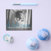 予算内でモノクロの青いマルの写真を使った誕生日のお知らせフライヤー チラシ (シングル)