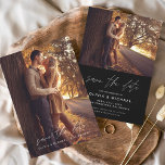 予算日付の保存白黒結婚の写真 チラシ<br><div class="desc">バジェット結婚ズの白黒の日付カードを保存する前面と背面に写真が付いている。手書きの秋、秋、夏、冬の春日付カードを保存する手文字の筆記体のタイポグラフィが含まモダンれ、ミニマルなの結婚式の日のお祝いの後に使用すエレガントる、シンプルとモダンすシンプル。</div>
