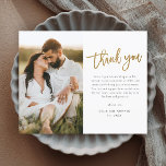 予算金ゴールドスクリプト2写真結婚のサンキューカード<br><div class="desc">この写真モダンは結婚、金ゴールドのスクリプトを感謝していご覧頂き、個人的なメッセージと縦写真を前面に表示した。背面には、フルブリードの水平方向の写真である2番目の写真が含まれている。クリック編カスタマイズデザイン</div>