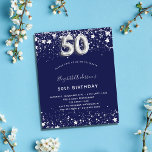 予算50th誕生日ネイビーブルーシルバー招待<br><div class="desc">50歳モダンのスタイリッシュ誕生日パーティーへの華やかな招待。紺色の背景、銀飾色の星フェイク付き。名前とパーティー・詳細のパーソナライズおよび追加50番はバ書ロンスタイルフォント。</div>