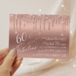 予算60th誕生日グリッターバラ金ゴールド招待状<br><div class="desc">バラの金ゴールドの背景に対して白いスクリプトでフレンドリーはエレガント60書 & Fabulousを特集したシックで予算の60thバースデーパーティーの招待スタイリッシュ、バラの金ゴールドのグリッターが落ち込んでフェイクの。名前とパーティー詳細でパーソナライズ。この予算セミグロス紙は写真紙に似ている。より大きな5x7伝統的カードのストック版も利用可能（リンクにメッセージus）。</div>