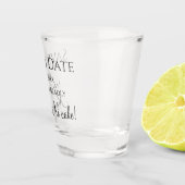予約なし、ケーキなし! 結婚式のSave the Date ショットグラス (右)