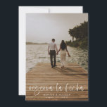 予約日 現代の写真 招待状<br><div class="desc">このモダンな写真 ウェディング 予約日 フラットカードは、温かみのあるミニマルなデザインが特徴です。表側には、お二人の名前と日付の上に、活気のあるスクリプトテキストが配置されています。裏側は背景を透明に設定しているので、用紙の色がベースカラーとして生かされます。お好みで背景の色を選択することもできます。また、テキストを編集してニーズに合わせることもできます。不要なテキストフィールドを削除したり、一部のテキストの色やフォントを変更することもできます。 直感的なデザインツールと、お気に入りの写真、そしてインスピレーションを活かして、このスタイリッシュなウェディング 予約日 フラットカードを独自のものに仕上げてください！</div>