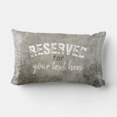 予約済みテキストの個人用灰色の動揺して追加 ランバークッション (裏面)