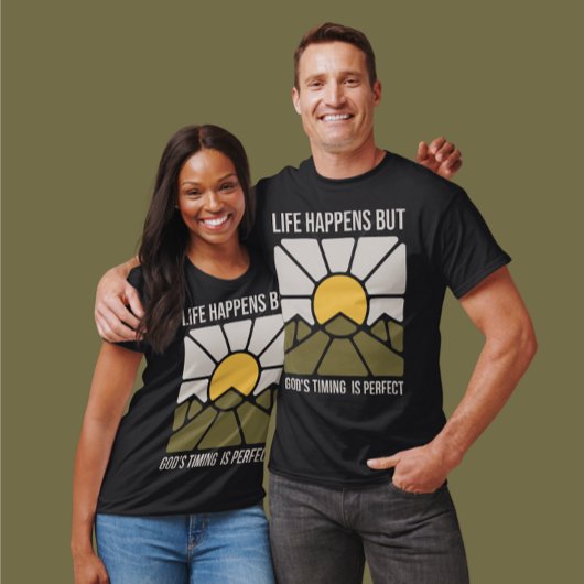 事は起こるが神のタイミングは完璧ユニセックス。 Tシャツ