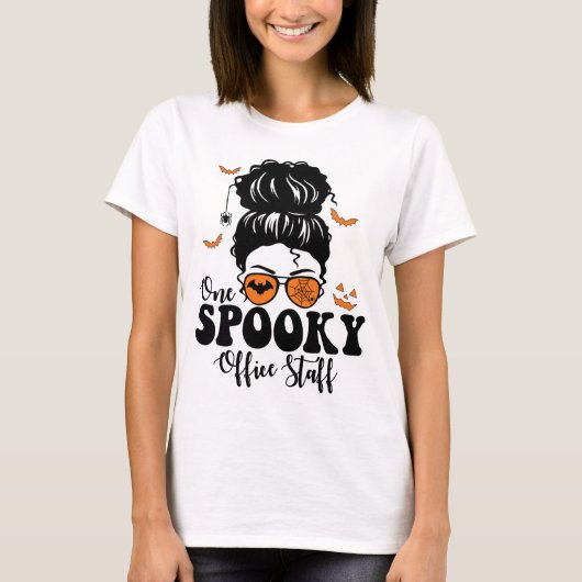 事務おもしろい不気味所スタッフMessy Bun Halloween Tシャツ (正面)