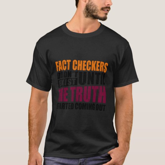 事実チェッカーは事実に照らされるまで存在しない Tシャツ (正面)