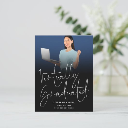 事実上の卒業写真2022卒業ブラック 案内ポストカード (スタンド正面)