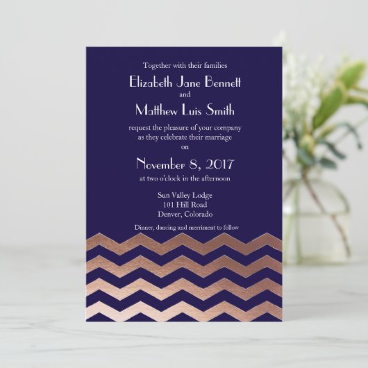 二か国語の上品のばら色の金ゴールドのシェブロンの結婚式の招待 招待状 (スタンド正面)