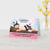 二つのゲイパパニュードーターベビーおめでとう カード (黄色い花)