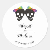 二つのスカルはレズビアンの虹色を結婚持つ ラウンドシール (正面)