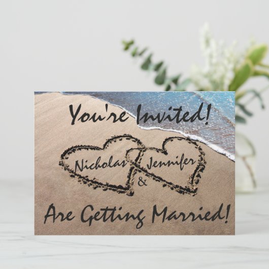 二つのハートの砂浜ウェディング招待状 招待状 (スタンド正面)