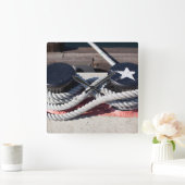 二つのボラードに結んだロープ スクエア壁時計 (ホーム)