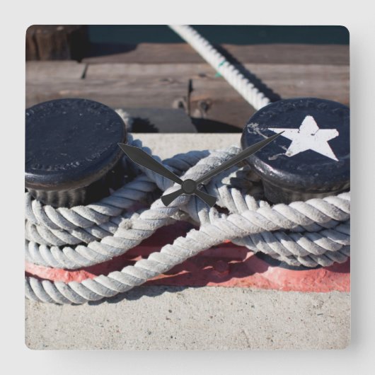 二つのボラードに結んだロープ スクエア壁時計 (正面)