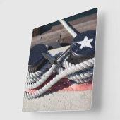 二つのボラードに結んだロープ スクエア壁時計 (傾斜)