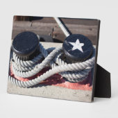 二つのボラードに結んだロープ フォトプラーク (側面)