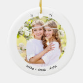 二つの写真の幸せとは…双子かわいいミニマル主義者 セラミックオーナメント (裏面)