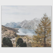 二つの山の間に固まっている ラッピングペーパー (フラット)