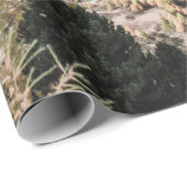 二つの山の間に固まっている ラッピングペーパー (ロールコーナー)