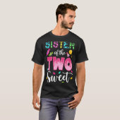 二人のスイートスウィーティガールの姉妹 2歳の誕生日ケーキ用キャンドル Tシャツ (正面フル)