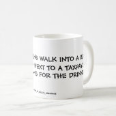 二人の政治家がバーに入る。 コーヒーマグカップ (正面右)