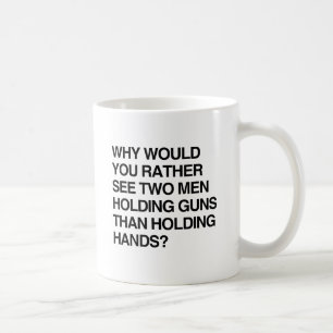 二人の男性が銃を持っているのを見るのとどちらがいい?.png コーヒーマグカップ