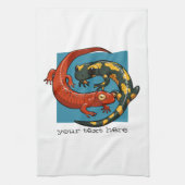 二人の絡み合った笑顔の友だち漫画のサラマンダー キッチンタオル (縦)