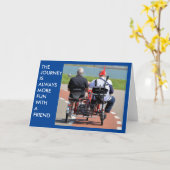 二人の老人が一緒に歩き寄った カード (黄色い花)