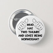 二人の親指とノルウェー人が大好き 缶バッジ (正面&裏面)