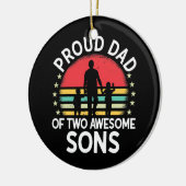 二人誇りを持ったの息子の素晴らしメンカッコいいパパ セラミックオーナメント (左)