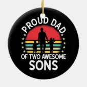 二人誇りを持ったの息子の素晴らしメンカッコいいパパ セラミックオーナメント (裏面)