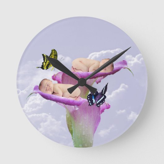 二倍の喜びとベビーの双子シャワー招待 ラウンド壁時計 (正面)