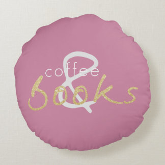 二冊の調度本とコーヒーラウンドピロー ラウンドクッション