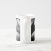 二匹のオオカミが向かい合って ボーンチャイナマグカップ (裏面)