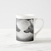 二匹のオオカミが向かい合って ボーンチャイナマグカップ (右)