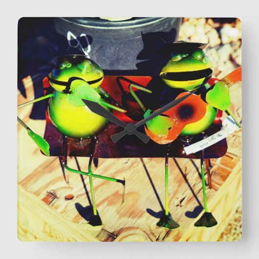 二匹のカエル遊のバンジョー スクエア壁時計 (正面)