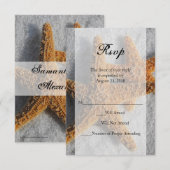 二匹のヒトデが砂に埋もれて、ビーチウェディングのRSVP返信カード 出欠カード (正面/裏面)