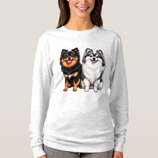 二匹の幸せなふわふわ犬が並んで座っています Tシャツ (正面)
