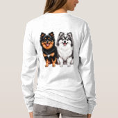 二匹の幸せなふわふわ犬が並んで座っています Tシャツ (裏面)