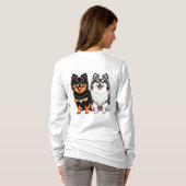 二匹の幸せなふわふわ犬が並んで座っています Tシャツ (裏面フル)