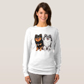 二匹の幸せなふわふわ犬が並んで座っています Tシャツ (正面フル)